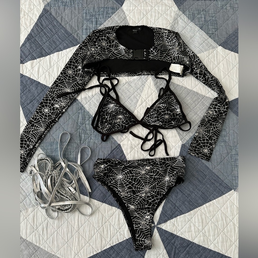 SHEIN Black and White Web Design Bra Set